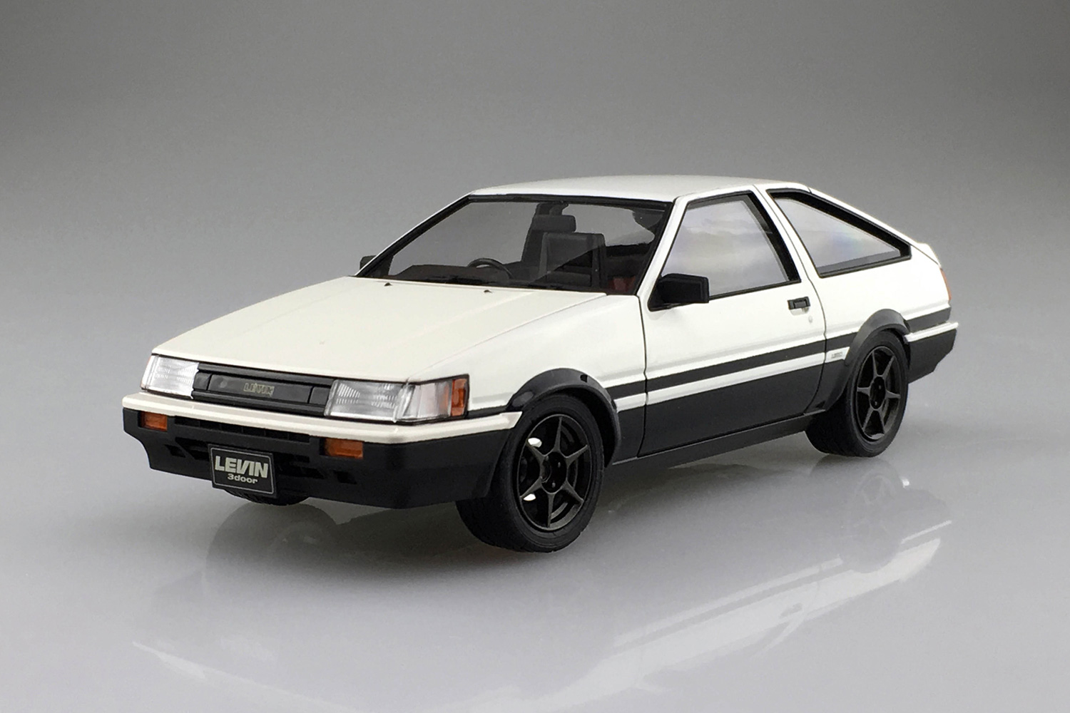 aoshima / 1/24 / 头文字d / 丰田 / toyota / ae86 levin "83 / 黑白